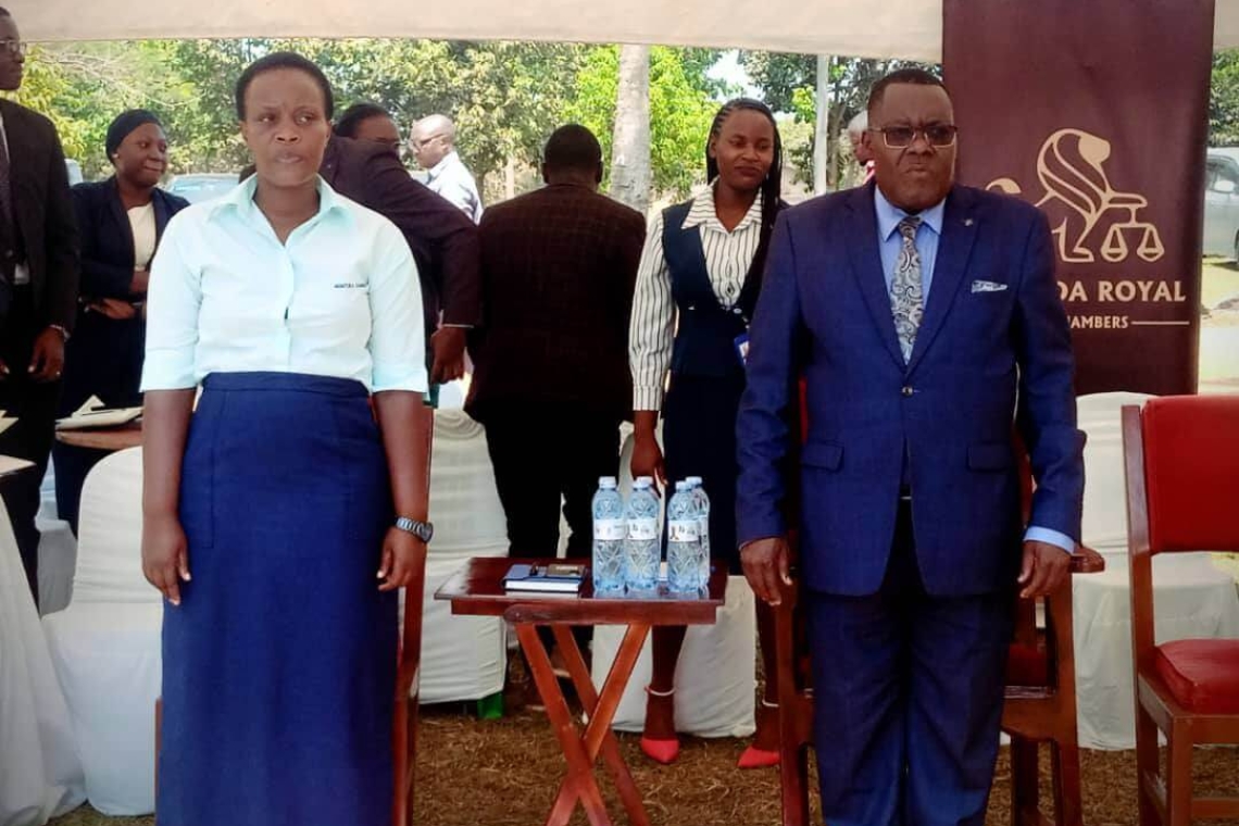 Owek. Christopher Bwanika (kudyo), Ssaabawolereza w’Obwakabaka, ye yakulembedde omusomo guno Owek. Christopher Bwanika (kudyo), Ssaabawolereza w’Obwakabaka, ye yakulembedde omusomo guno